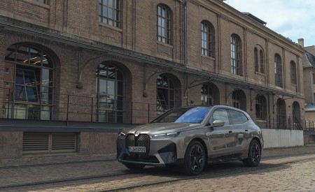 2023 BMW iX M60 Front Three-Quarter Wallpapers 450x275 (28)