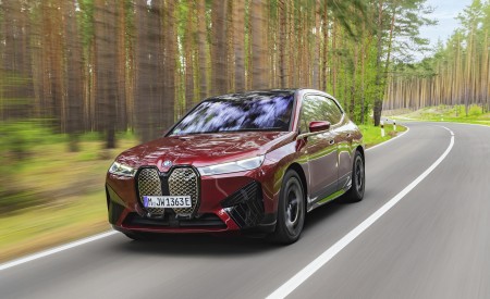 2023 BMW iX M60 Front Three-Quarter Wallpapers 450x275 (4)