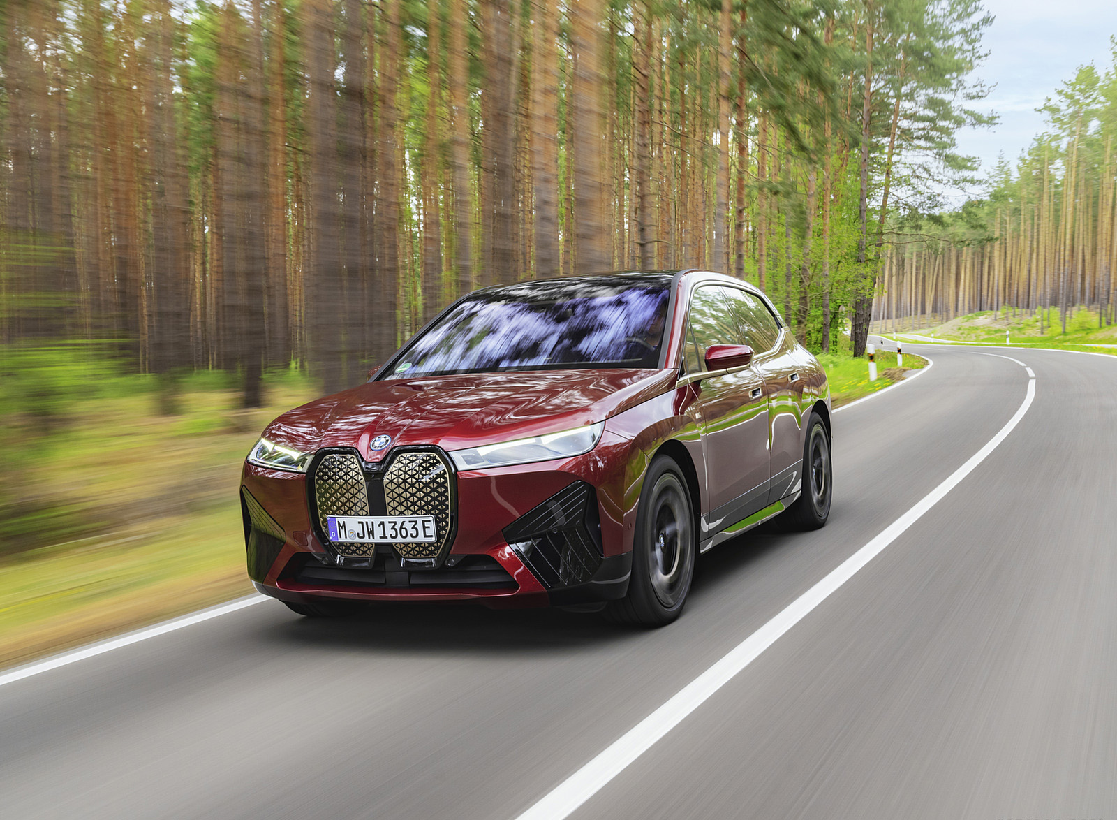 2023 BMW iX M60 Front Three-Quarter Wallpapers (4)