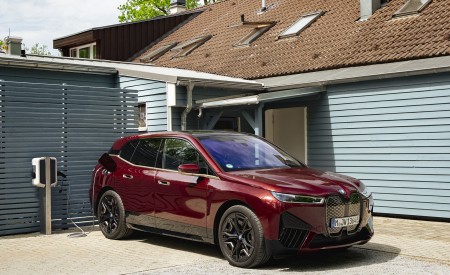 2023 BMW iX M60 Front Three-Quarter Wallpapers 450x275 (74)