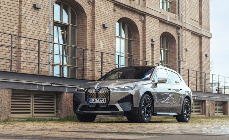 2023 BMW iX M60 Front Three-Quarter Wallpapers 450x275 (30)