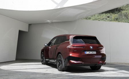 2023 BMW iX M60 Rear Three-Quarter Wallpapers 450x275 (85)