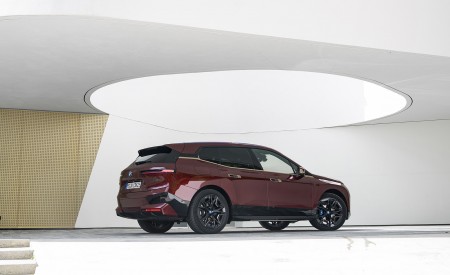 2023 BMW iX M60 Rear Three-Quarter Wallpapers 450x275 (86)