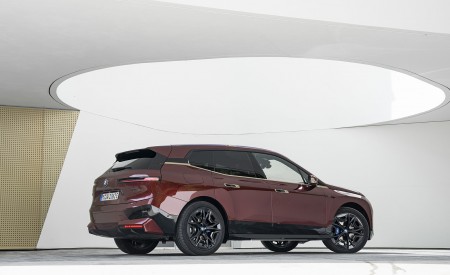 2023 BMW iX M60 Rear Three-Quarter Wallpapers 450x275 (87)