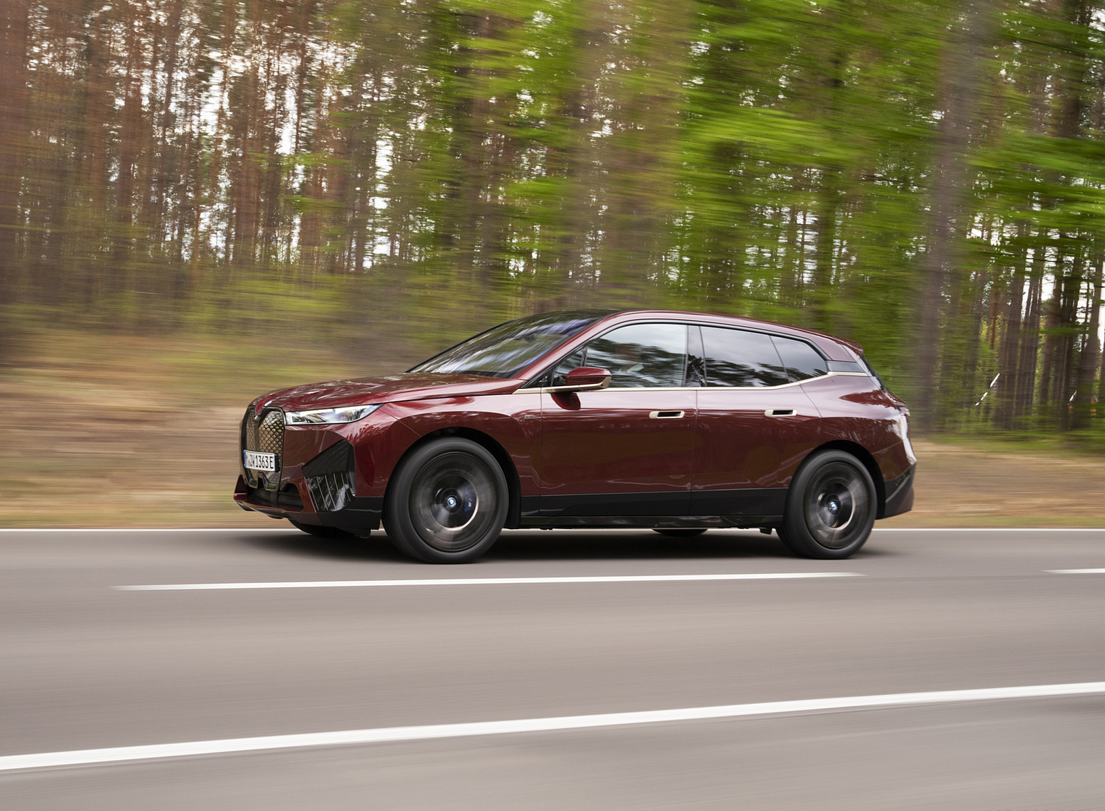 2023 BMW iX M60 Side Wallpapers (6)