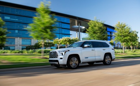2023 Toyota Sequoia Capstone Front Three-Quarter Wallpapers 450x275 (2)