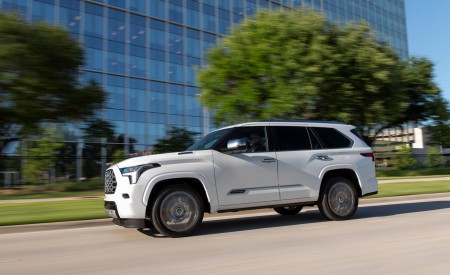 2023 Toyota Sequoia Capstone Front Three-Quarter Wallpapers 450x275 (3)