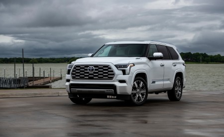 2023 Toyota Sequoia Capstone Front Three-Quarter Wallpapers 450x275 (24)