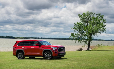 2023 Toyota Sequoia Limited Front Three-Quarter Wallpapers 450x275 (17)