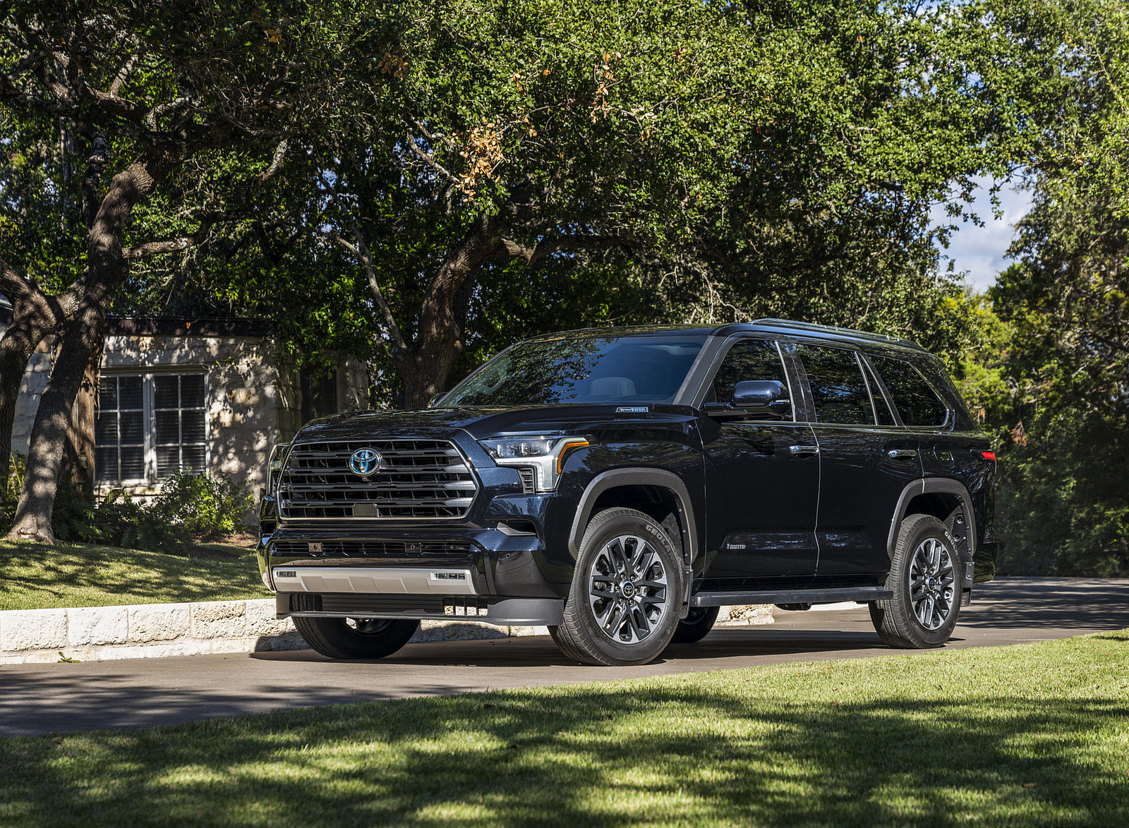 2023 Toyota Sequoia Limited Front Three-Quarter Wallpapers (3)