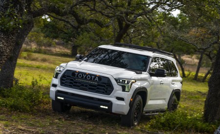2023 Toyota Sequoia TRD Pro Front Three-Quarter Wallpapers 450x275 (97)