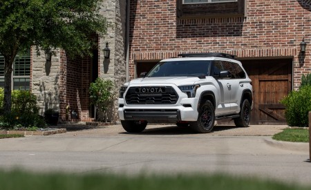 2023 Toyota Sequoia TRD Pro Front Three-Quarter Wallpapers 450x275 (11)