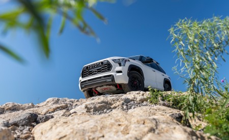 2023 Toyota Sequoia TRD Pro Front Three-Quarter Wallpapers 450x275 (27)