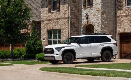 2023 Toyota Sequoia TRD Pro Front Three-Quarter Wallpapers 450x275 (13)