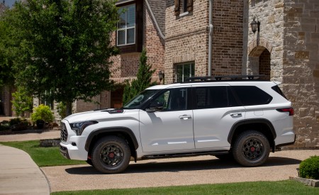 2023 Toyota Sequoia TRD Pro Front Three-Quarter Wallpapers 450x275 (14)