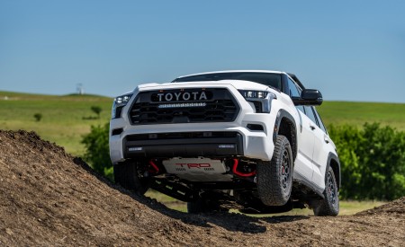 2023 Toyota Sequoia TRD Pro Off-Road Wallpapers 450x275 (40)