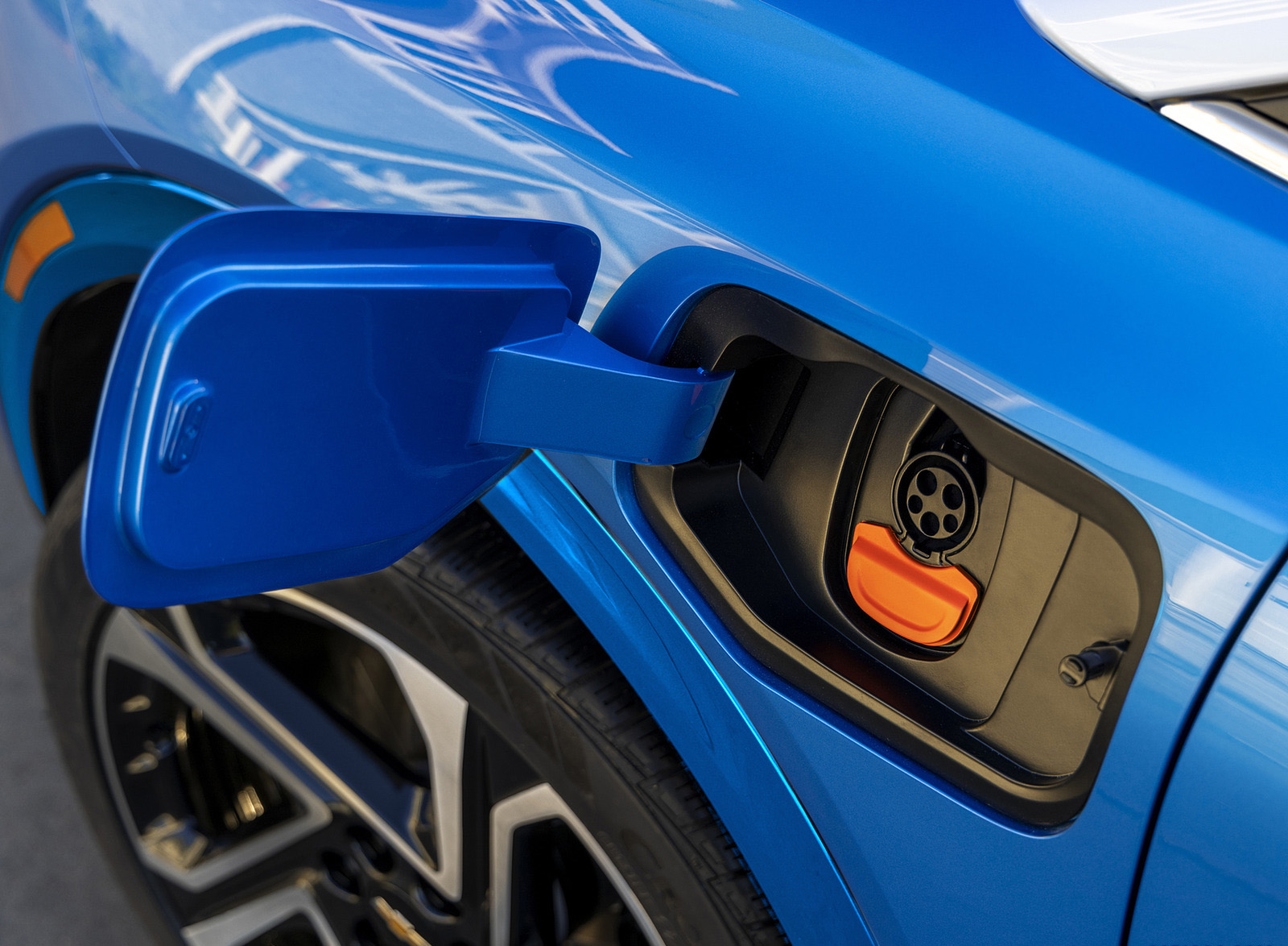 2024 Chevrolet Equinox EV 3LT Charging Connector Wallpapers (15)