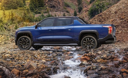 2024 Chevrolet Silverado EV RST Side Wallpapers 450x275 (2)