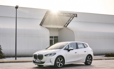 2022 BMW 2 Series 220i Active Tourer Front Three-Quarter Wallpapers 450x275 (49)