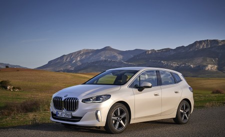 2022 BMW 2 Series 220i Active Tourer Front Three-Quarter Wallpapers 450x275 (35)