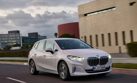 2022 BMW 2 Series 220i Active Tourer Front Three-Quarter Wallpapers 450x275 (25)