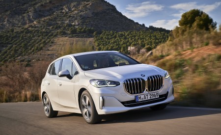 2022 BMW 2 Series 220i Active Tourer Front Three-Quarter Wallpapers 450x275 (11)