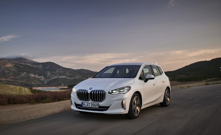 2022 BMW 2 Series 220i Active Tourer Front Three-Quarter Wallpapers 450x275 (9)