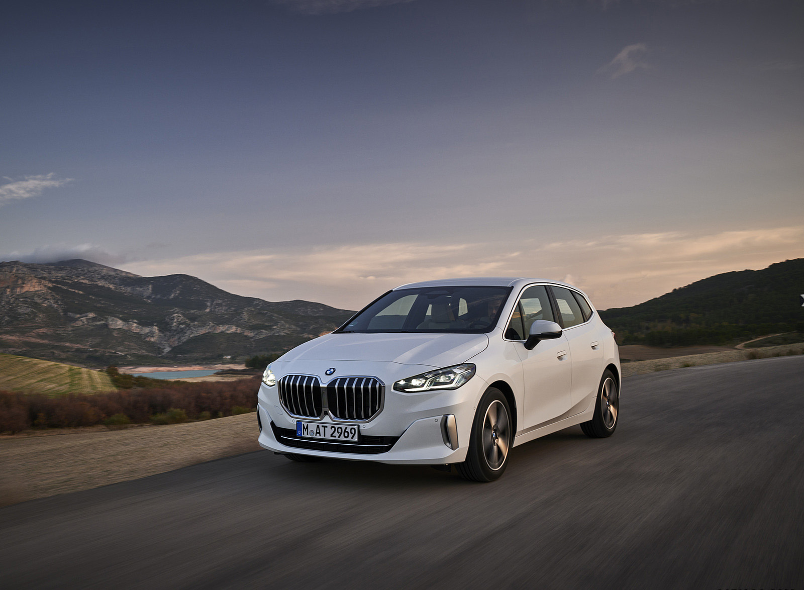 2022 BMW 2 Series 220i Active Tourer Front Three-Quarter Wallpapers (9)