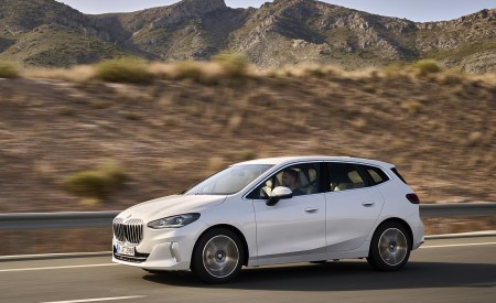 2022 BMW 2 Series 220i Active Tourer Front Three-Quarter Wallpapers 450x275 (5)