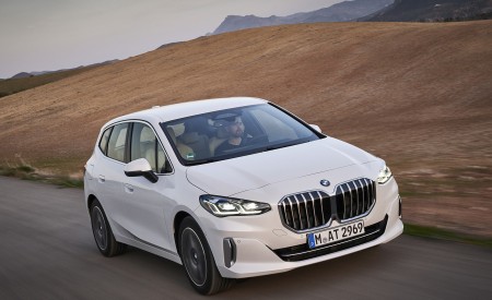 2022 BMW 2 Series 220i Active Tourer Front Three-Quarter Wallpapers 450x275 (7)
