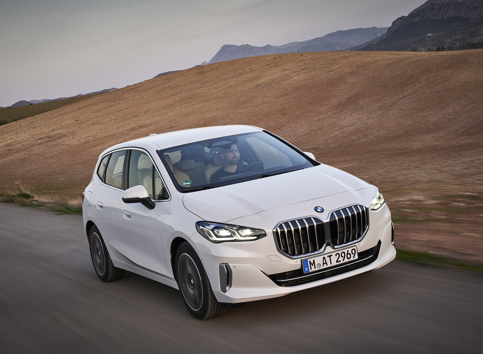 2022 BMW 2 Series 220i Active Tourer Front Three-Quarter Wallpapers (7)