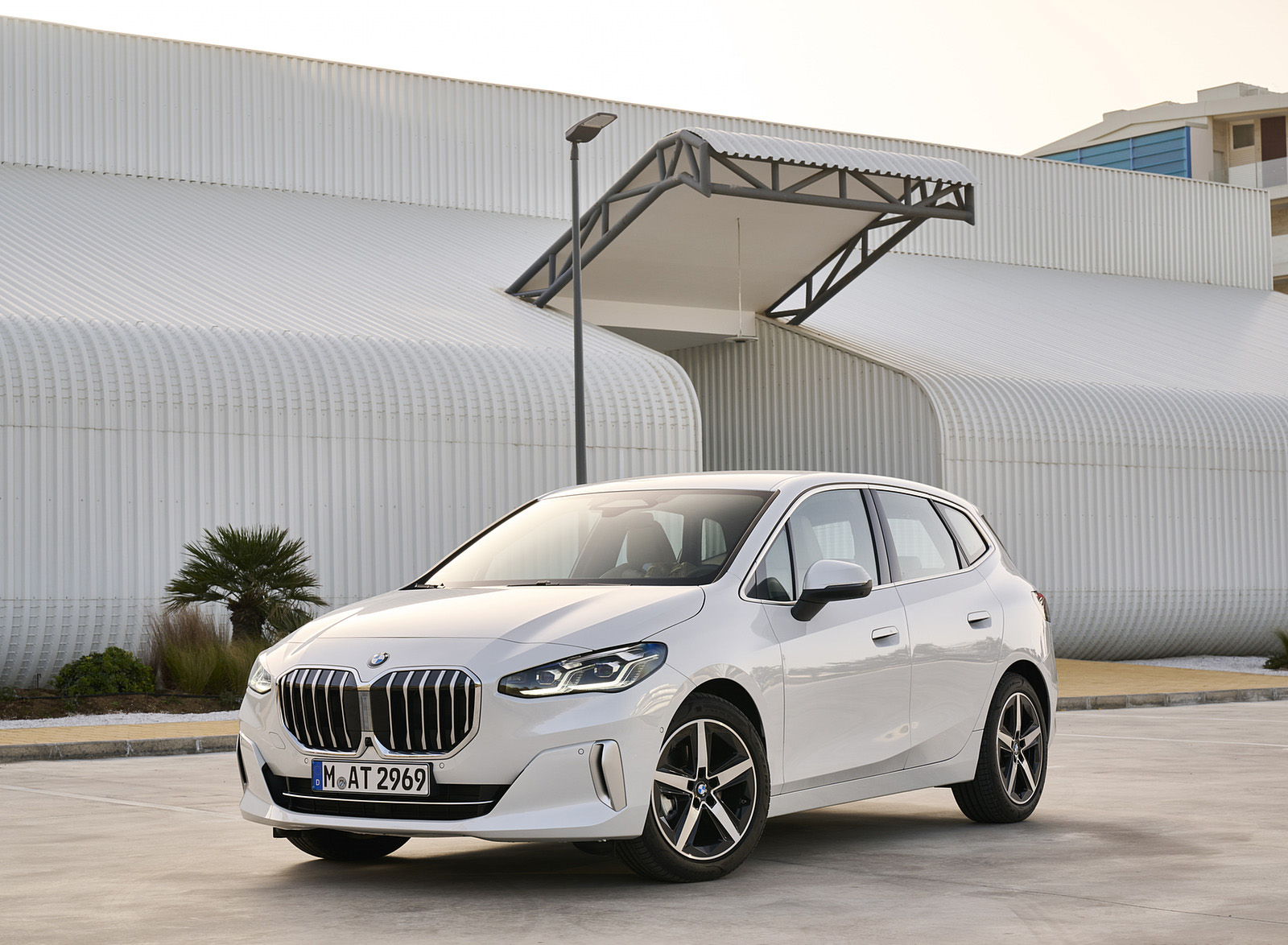 2022 BMW 2 Series 220i Active Tourer Front Three-Quarter Wallpapers #48 of 87