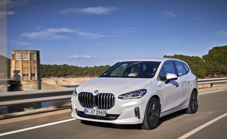 2022 BMW 2 Series 220i Active Tourer Front Three-Quarter Wallpapers 450x275 (27)