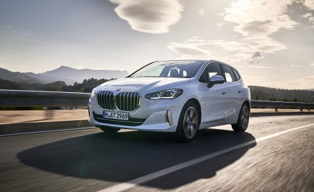 2022 BMW 2 Series 220i Active Tourer Front Three-Quarter Wallpapers 450x275 (13)