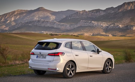 2022 BMW 2 Series 220i Active Tourer Rear Three-Quarter Wallpapers 450x275 (39)