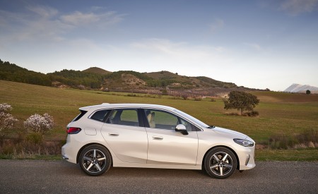 2022 BMW 2 Series 220i Active Tourer Side Wallpapers 450x275 (41)