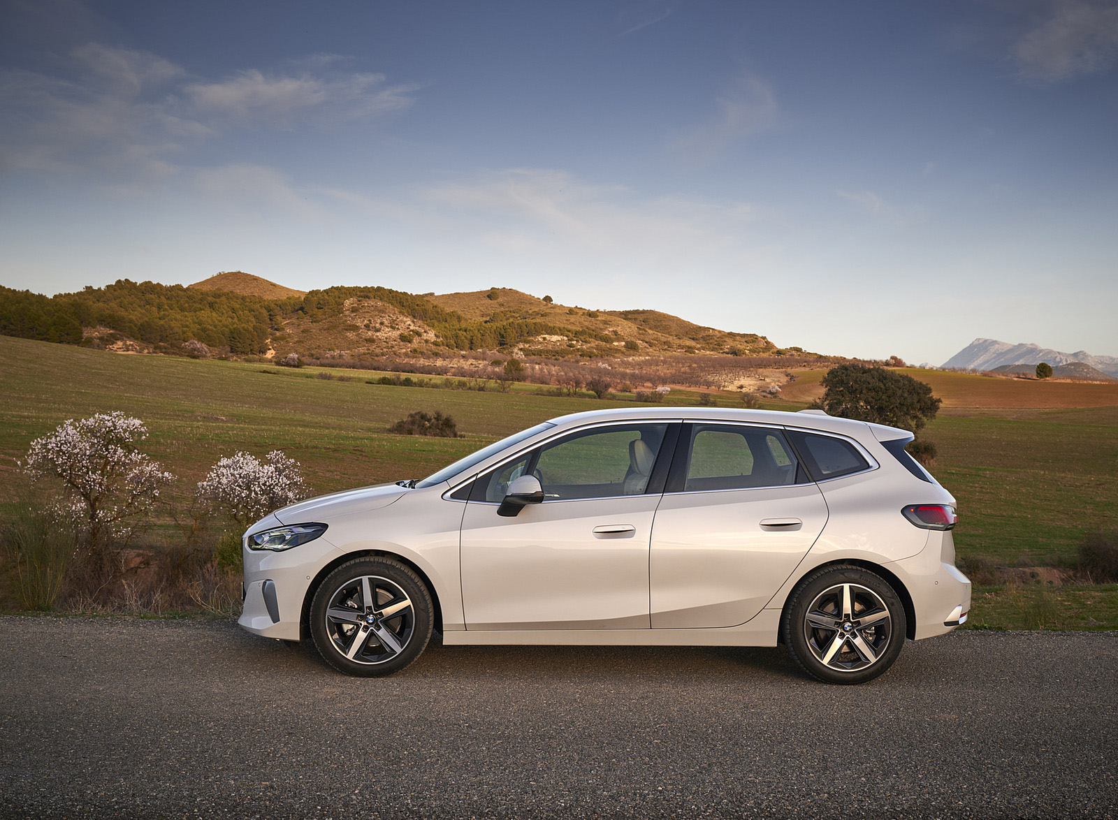 2022 BMW 2 Series 220i Active Tourer Side Wallpapers  #42 of 87