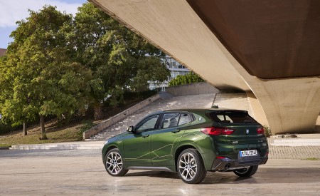 2022 BMW X2 GoldPlay Edition xDrive25e Rear Three-Quarter Wallpapers 450x275 (20)