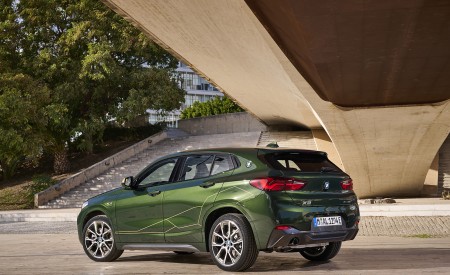2022 BMW X2 GoldPlay Edition xDrive25e Rear Three-Quarter Wallpapers 450x275 (21)