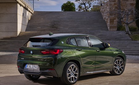 2022 BMW X2 GoldPlay Edition xDrive25e Rear Three-Quarter Wallpapers 450x275 (18)