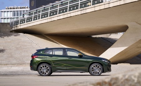 2022 BMW X2 GoldPlay Edition xDrive25e Side Wallpapers  450x275 (22)