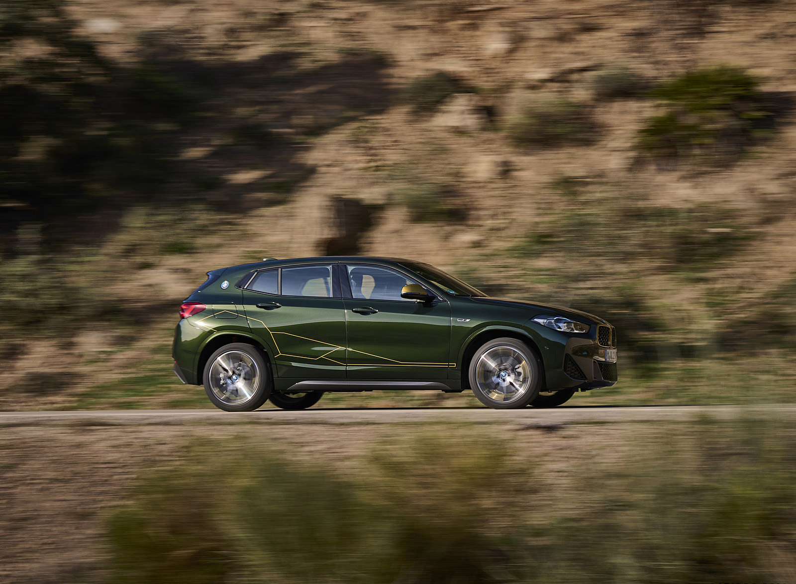 2022 BMW X2 GoldPlay Edition xDrive25e Side Wallpapers (10)
