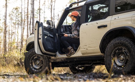 2022 Ford Bronco Everglades (Color: Desert Sand) Detail Wallpapers 450x275 (24)