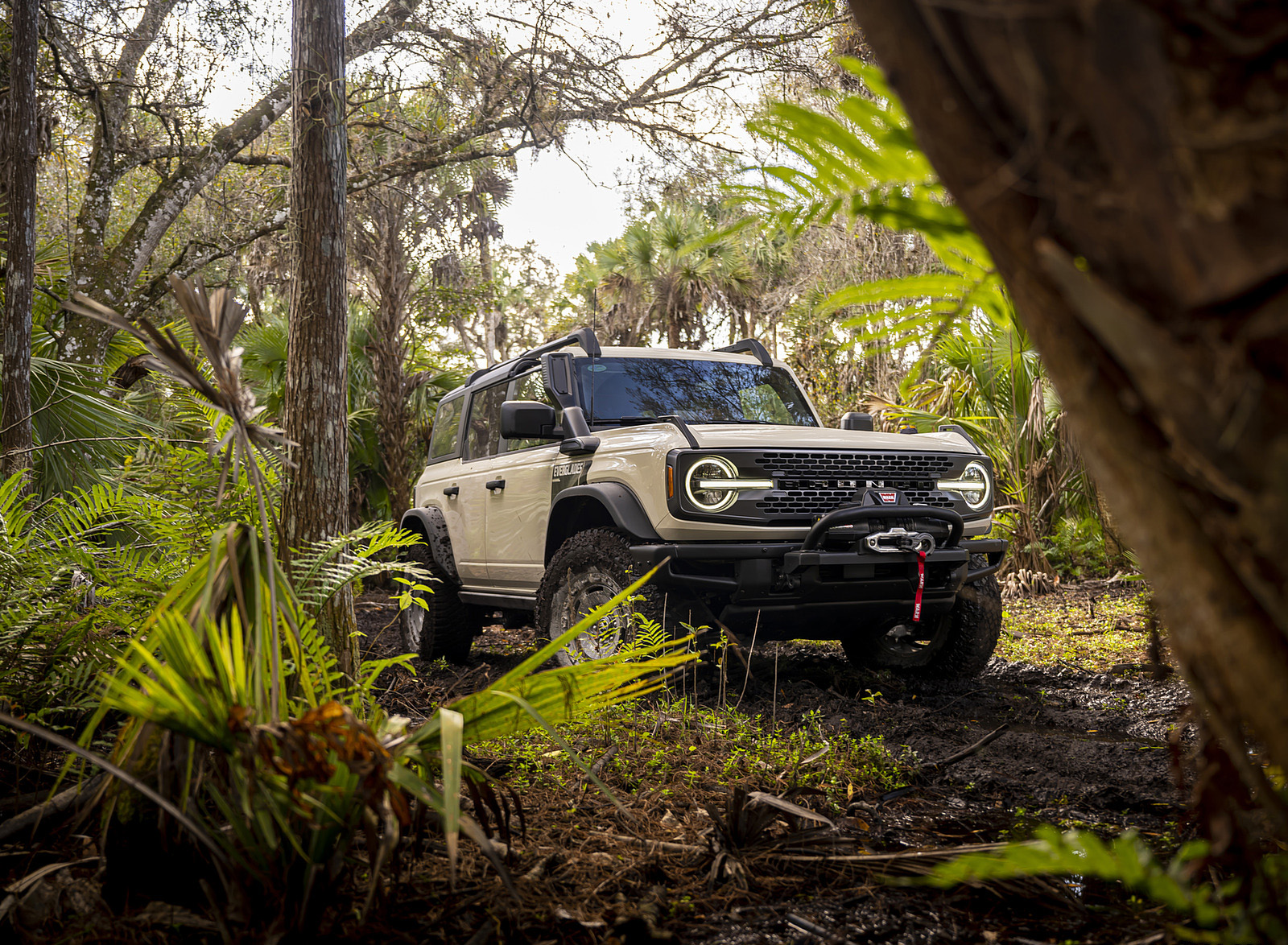 2022 Ford Bronco Everglades (Color: Desert Sand) Front Three-Quarter Wallpapers (12)