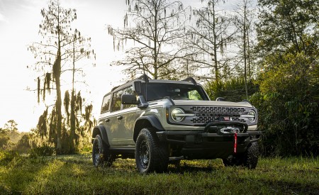 2022 Ford Bronco Everglades (Color: Desert Sand) Front Three-Quarter Wallpapers 450x275 (11)