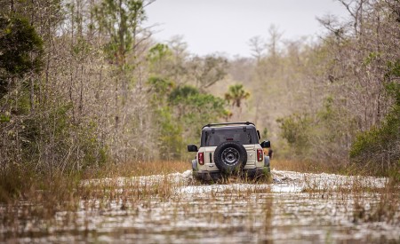 2022 Ford Bronco Everglades (Color: Desert Sand) Off-Road Wallpapers  450x275 (5)