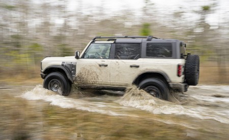 2022 Ford Bronco Everglades (Color: Desert Sand) Off-Road Wallpapers 450x275 (4)
