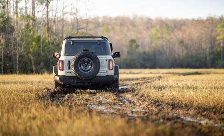 2022 Ford Bronco Everglades (Color: Desert Sand) Rear Wallpapers 450x275 (9)