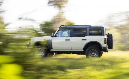 2022 Ford Bronco Everglades (Color: Desert Sand) Side Wallpapers 450x275 (7)