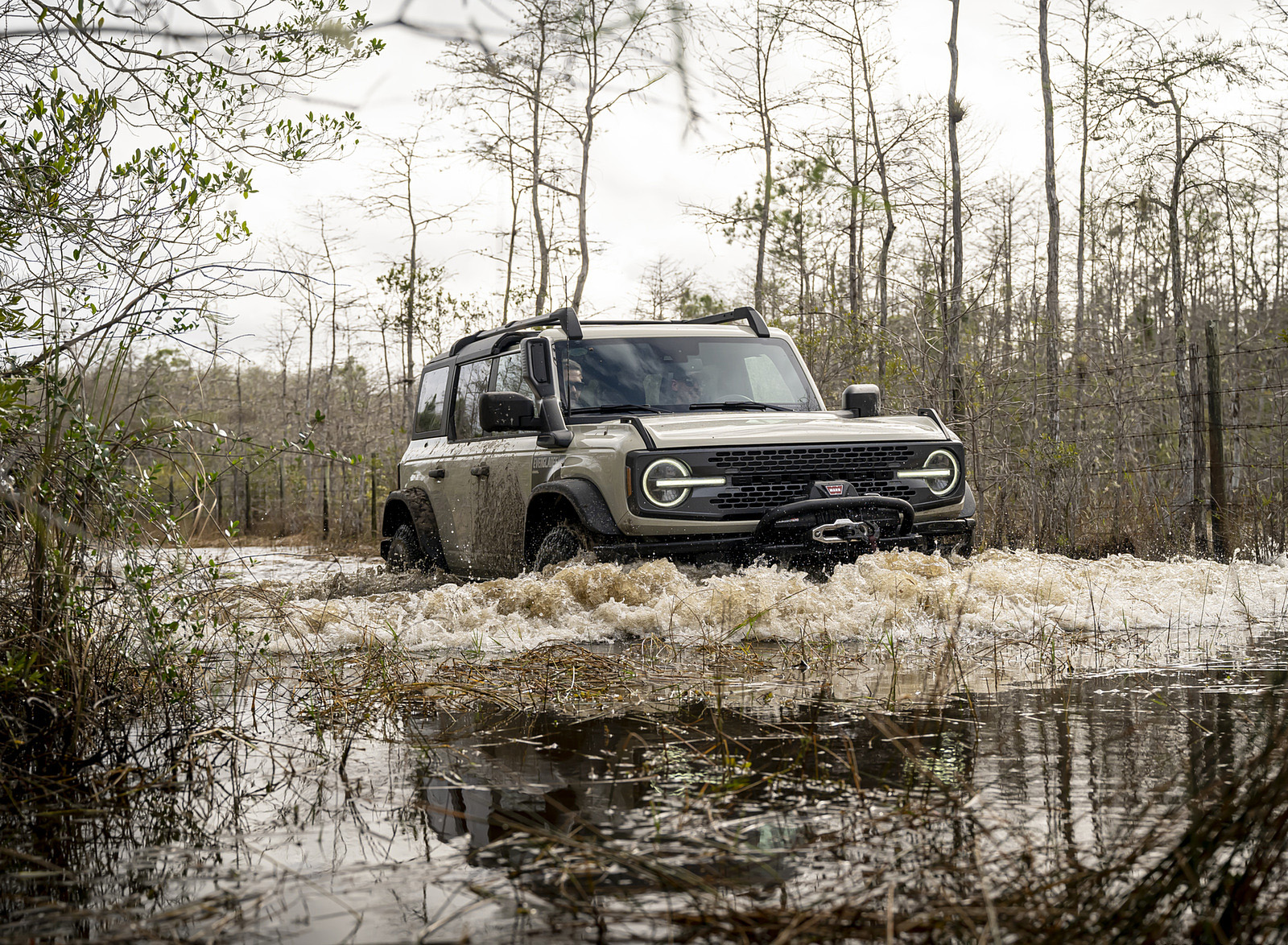 2022 Ford Bronco Everglades (Color: Desert Sand) Water fording Wallpapers (2)